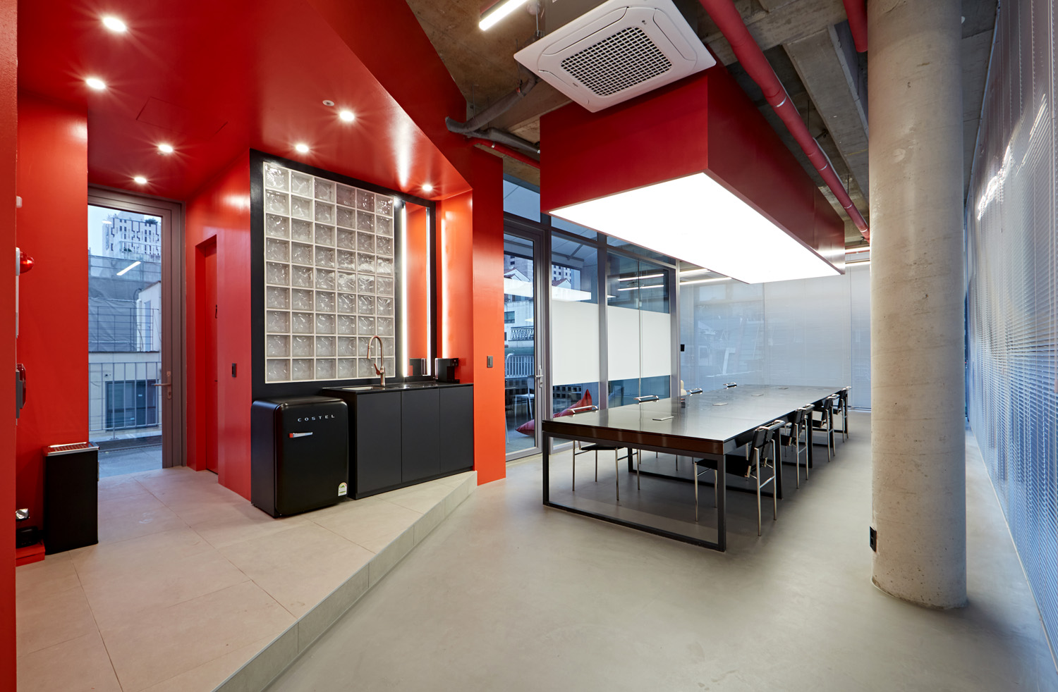 红色螺旋楼梯夺目，55 平 IT 公司办公室设计-4