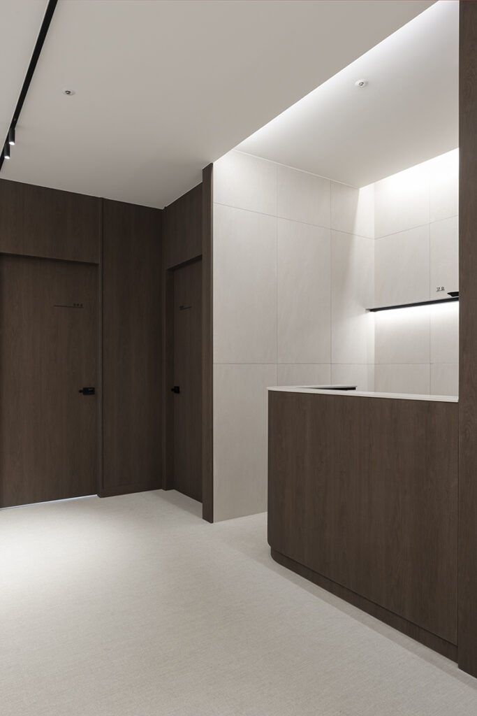 高级皮肤管理中心 | 白色与木质的优雅融合-10