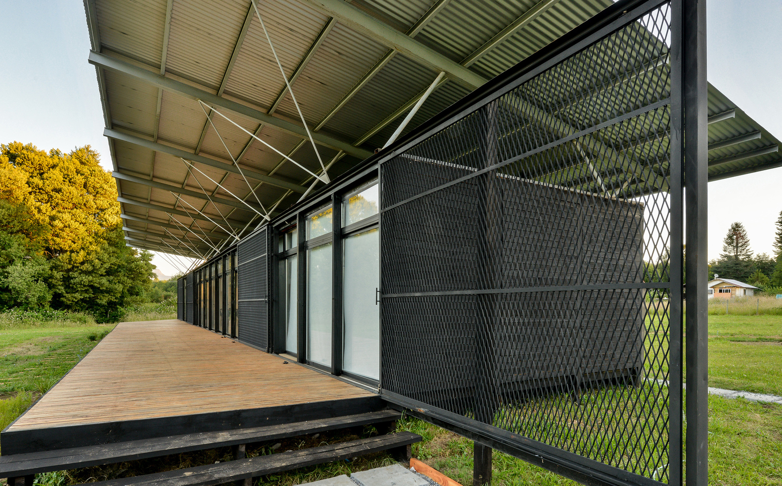 智利火山美景下的现代木质住宅-12