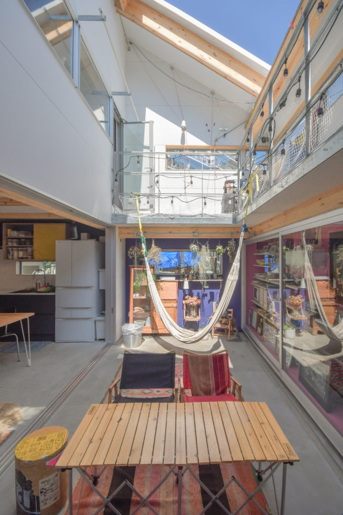 漫画の世界にも通ずる住空間リビングが外にあって、直接空を望める家で暮らす | Outdoor | 100%LiFE-3