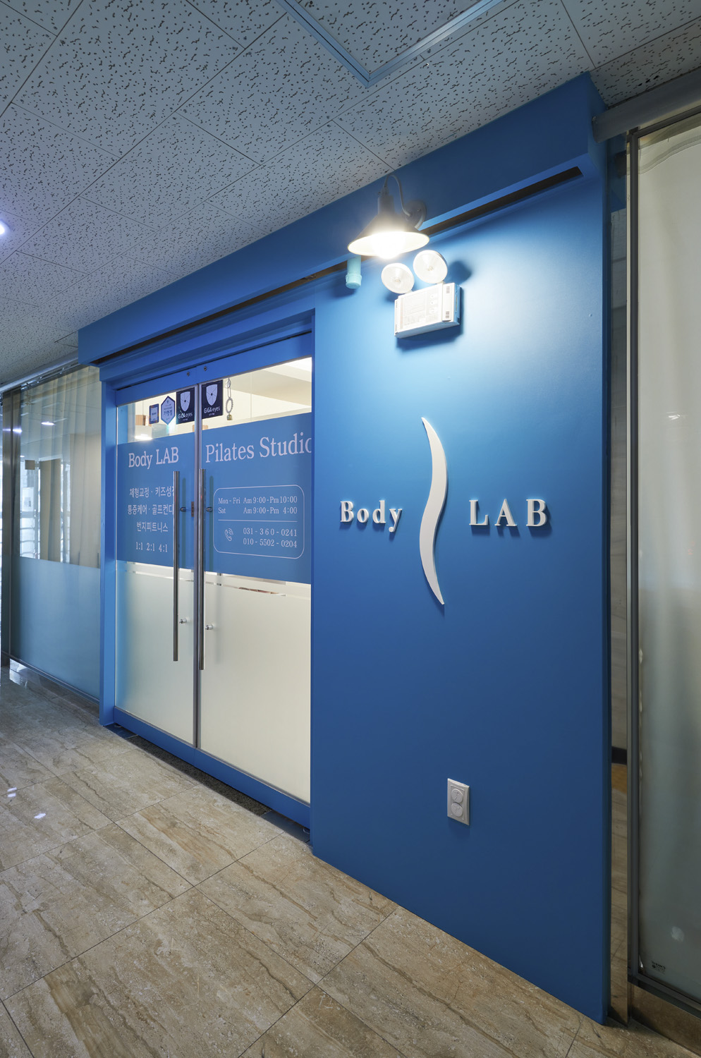 现代简约风格的 20 平米塑料中心室内设计-15