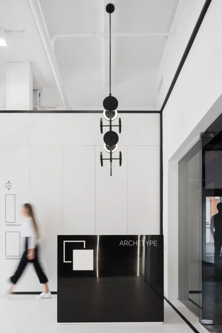 黑白色调的材料样板展厅设计，这个配色也算经典-3