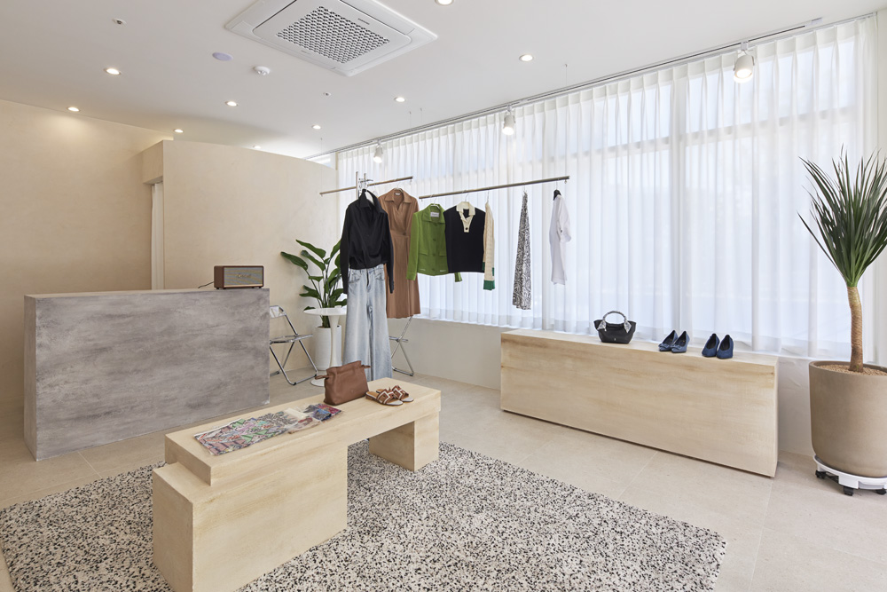 白色与木色的极简时尚 | 10 坪服饰店的感性设计-5