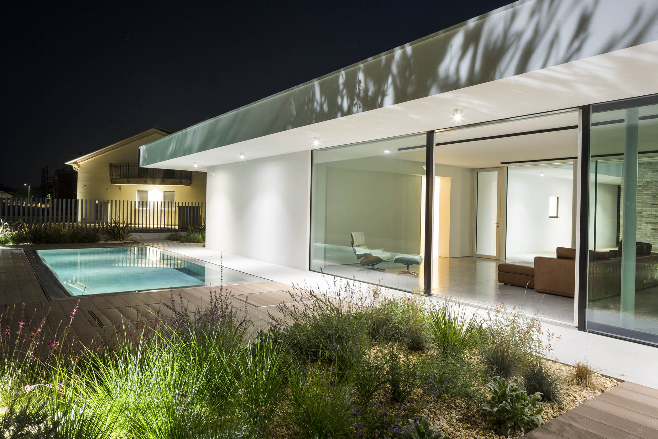 现代简约风格别墅设计,融入自然与私密空间-16