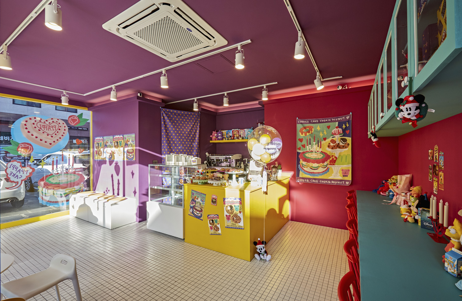 色彩缤纷的 12 平米可爱蛋糕店室内设计-5