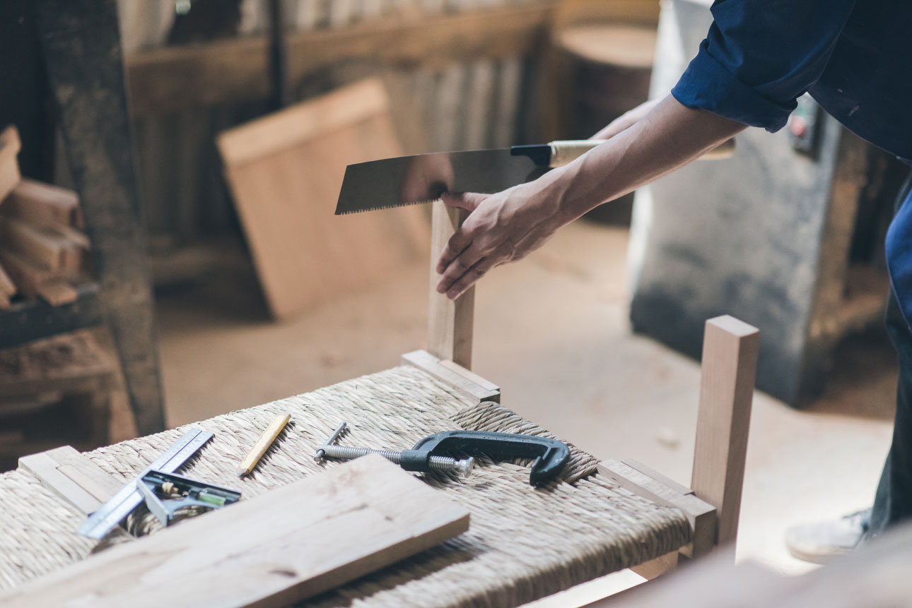 乡村风格的长椅家具

注：Mueble常见意思是家具 ，Campesino有乡村的、农民的等意思，Banco有银行长椅等意思，结合一般语境推测此处为长椅这一和家具相关的含义，整合起来翻译为乡村风格的长椅家具  -8