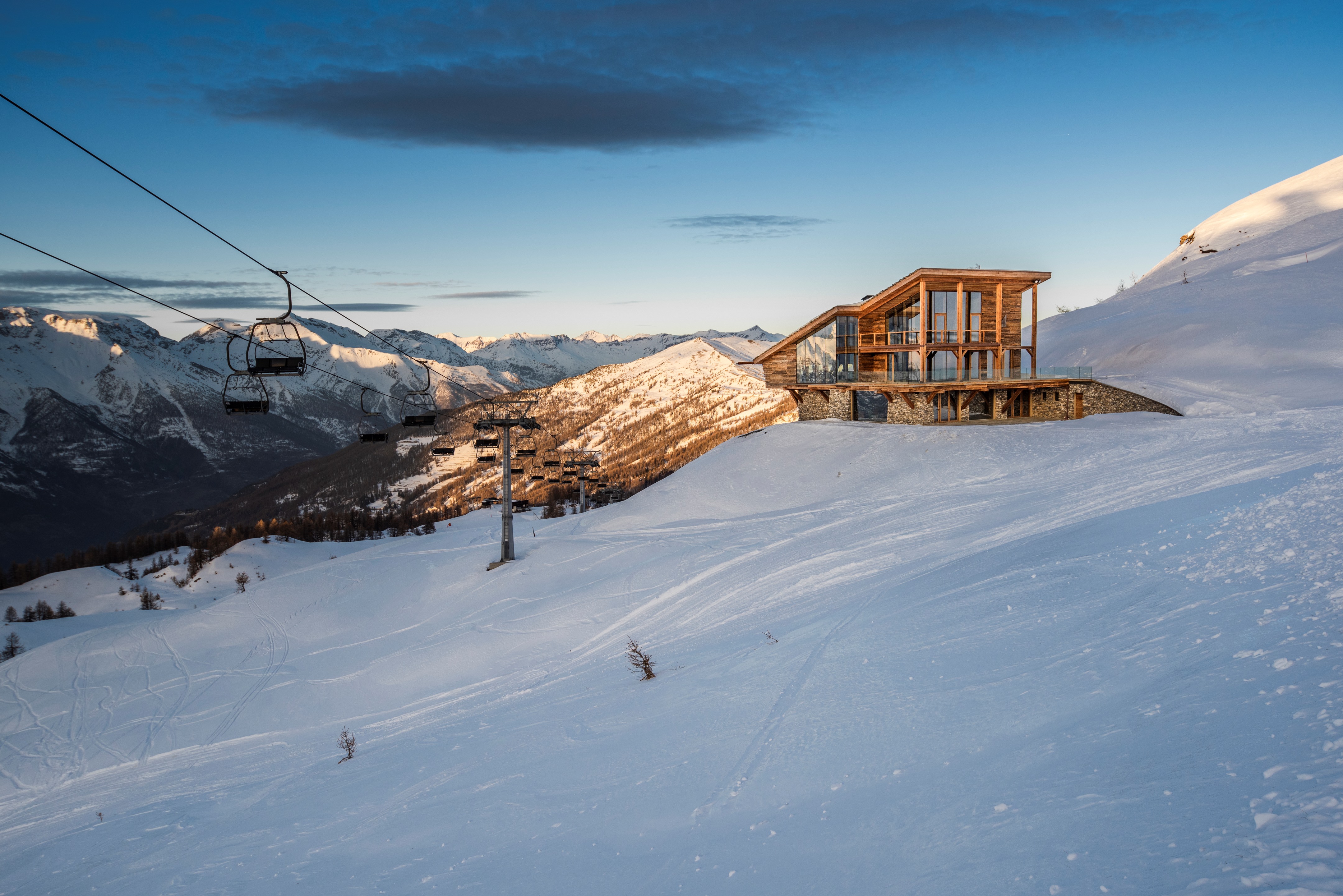 高山滑雪胜地 Rifugio La Marmotta 现代环保建筑设计-14