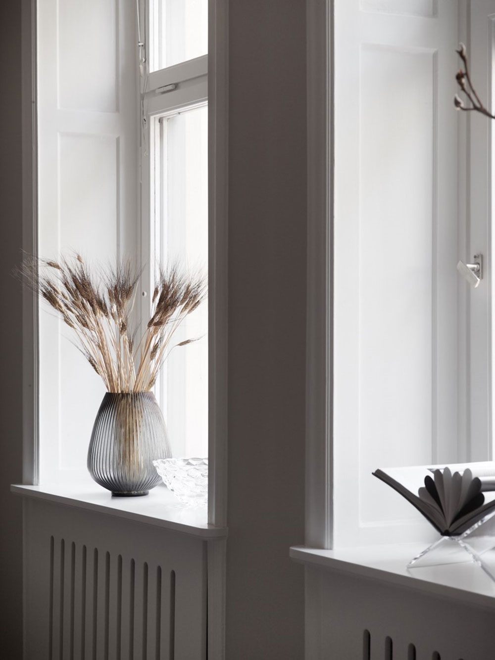 北欧风格公寓的优雅暗调设计-7