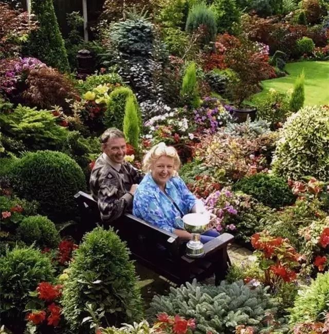 7旬夫妻用24年建绝美花园 全球花友慕名来“探花”-48