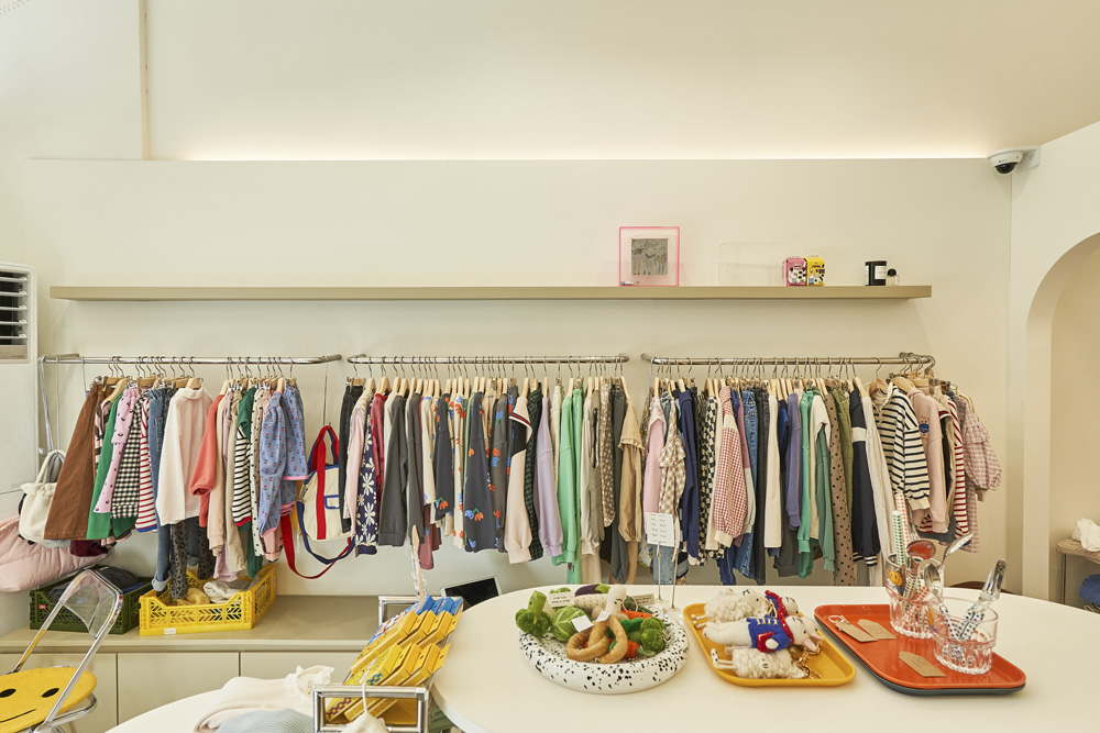 白色与木质的极简服饰店设计-10