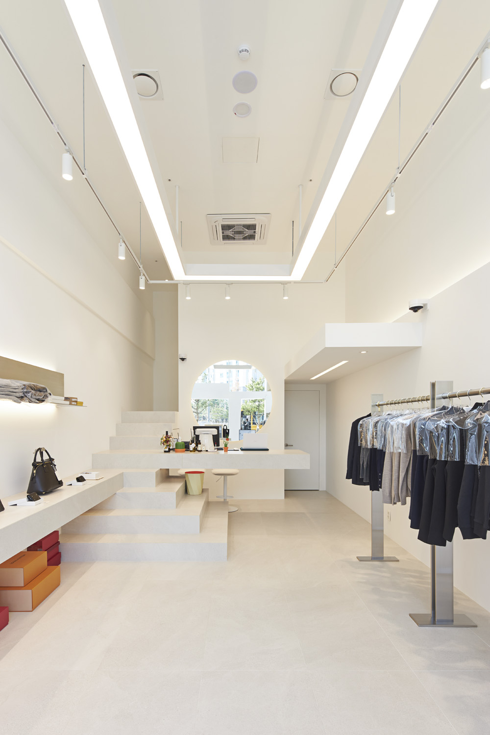 14 平米极简服装店设计 | 舒适现代的空间体验-13