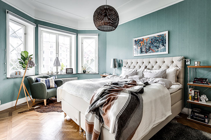 斯德哥尔摩黑色公寓里的活力花卉墙纸-14