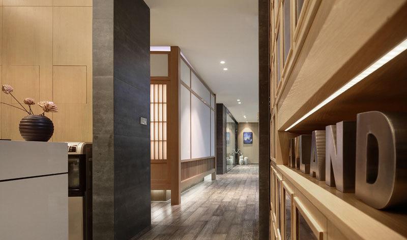 现代优雅办公空间,演绎黑色烤漆与木板的创意结合-1