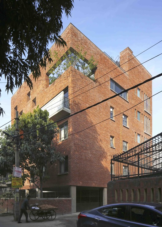 砖墙面纱 · 新德里拥挤社区中的宁静绿洲-4