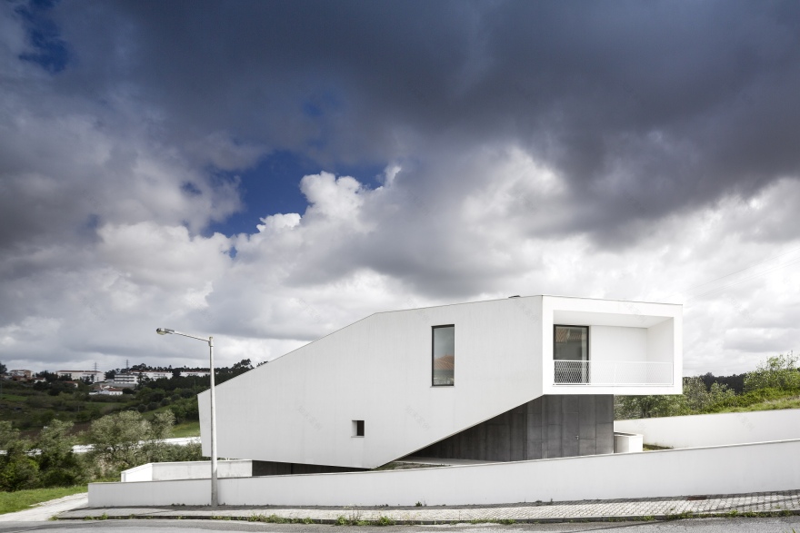 葡萄牙 Vidigal 住宅 | 几何线条与自然光线的完美融合-17