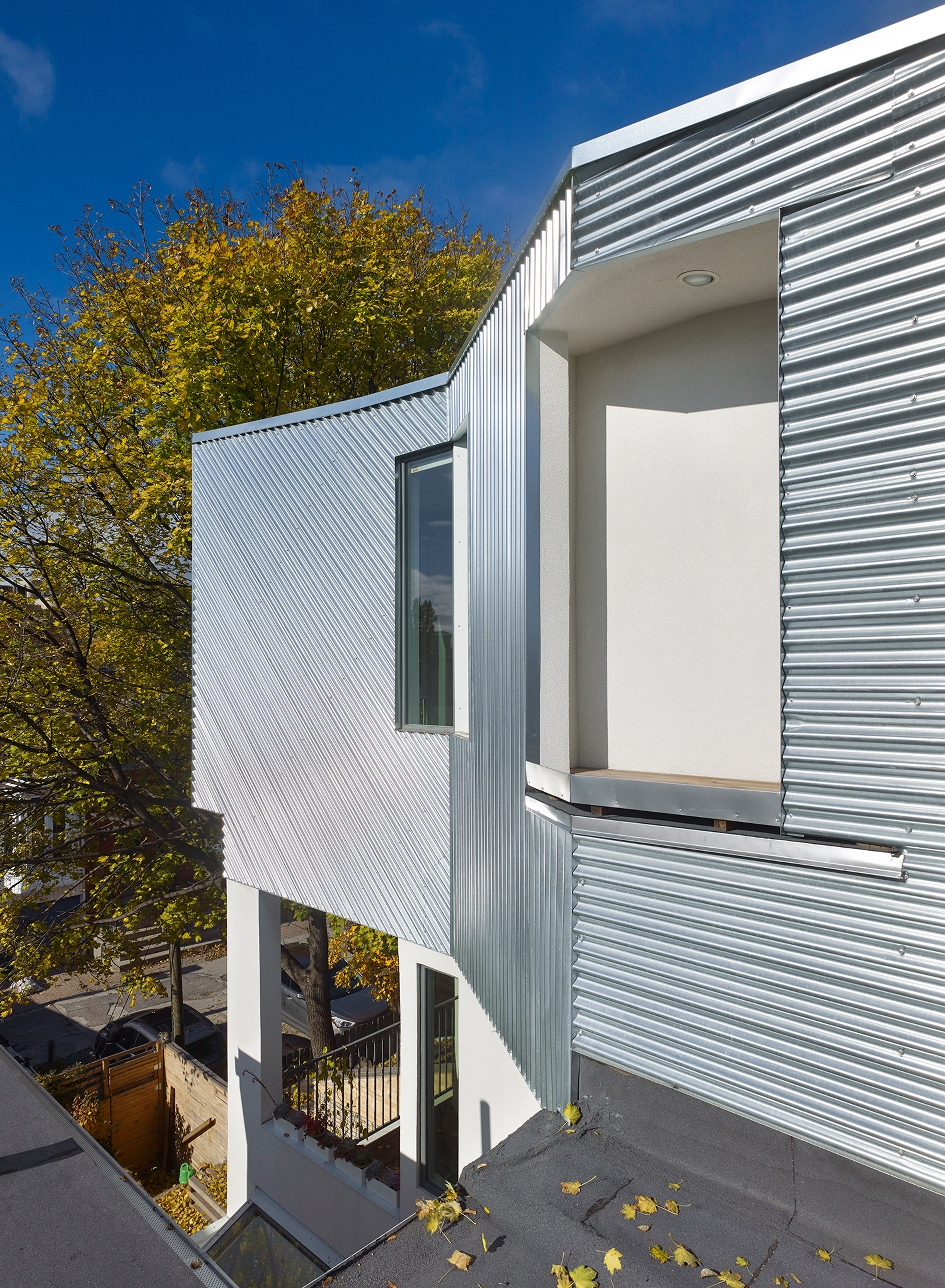 Aleph-Bau creates metal rooftop addition for slender Toronto townhouse-8