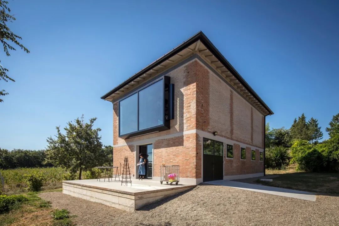 20 世纪 60 年代谷仓变艺术工作室,设计诠释对称性与景观关系-23