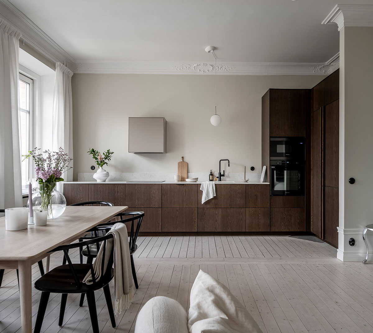 瑞典哥德堡优雅公寓 | 木质厨房与柔和色彩的完美结合-1