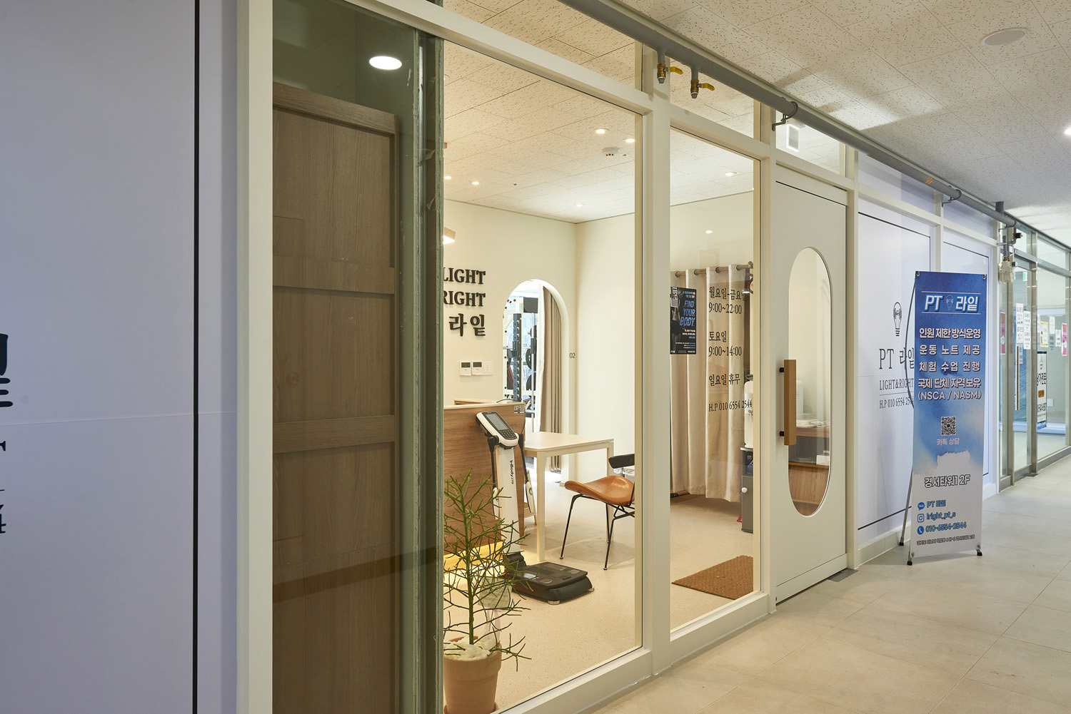 31 坪白色与木质的极简主义宠物店设计-14