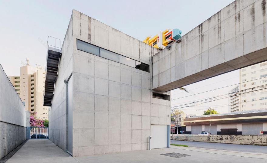 皮拉尔·昆特罗斯在圣保罗的“颠覆”钟楼装置艺术-17