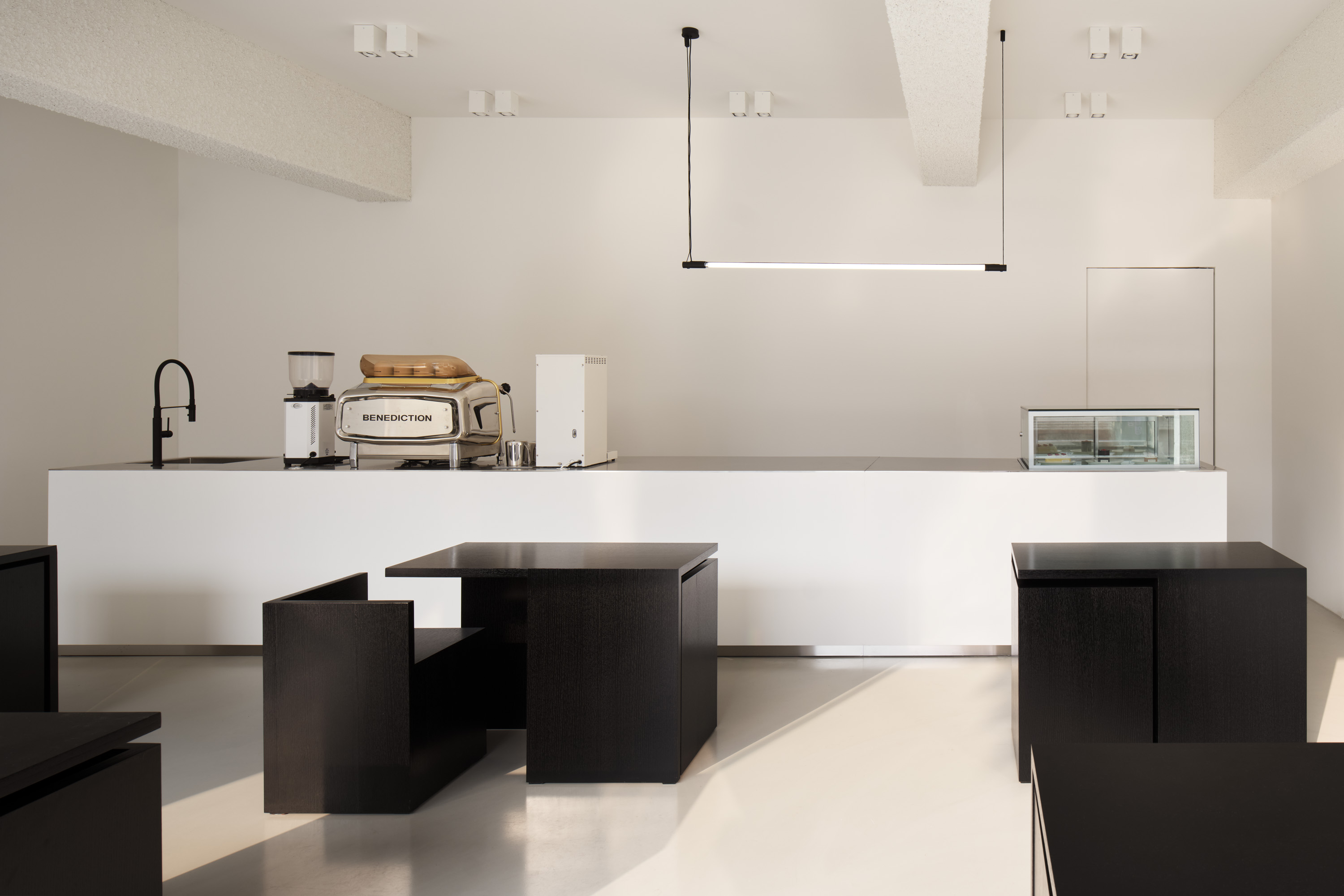 20 平米黑白极简咖啡馆设计，玩转空间魔法-3