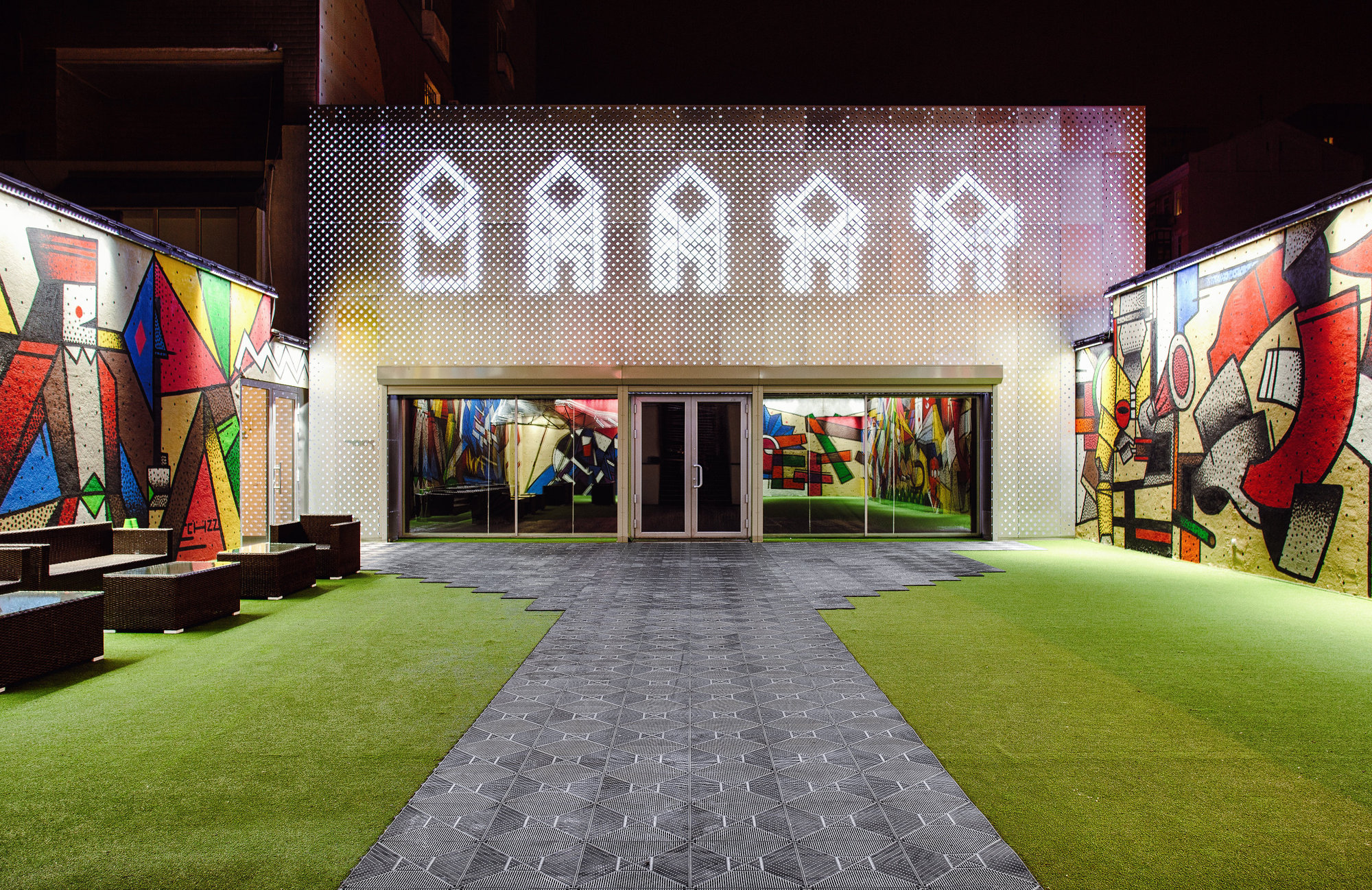 乌克兰 M17 当代艺术中心,现代设计与传统元素的完美融合-10