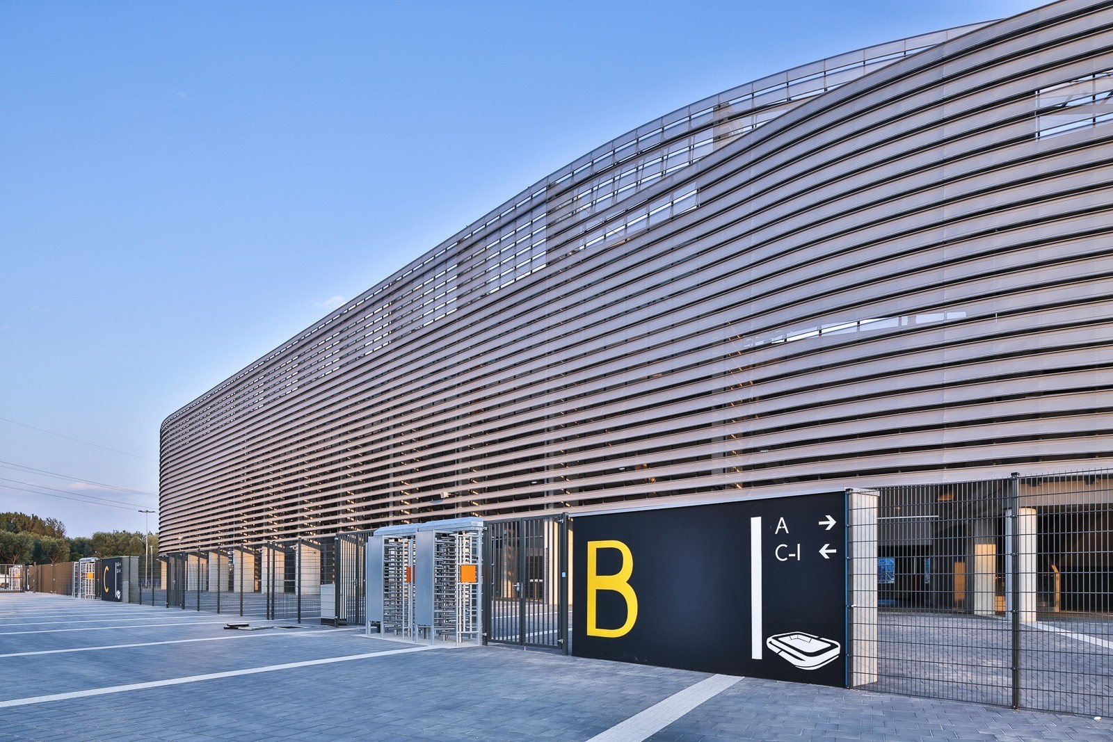 波兰卢布林体育馆,现代功能与视觉冲击的融合-11