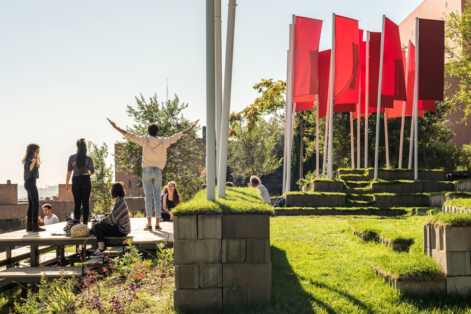 马德里戏剧学院“El Olimpo”公共空间 · 校园荒地的创意改造-12