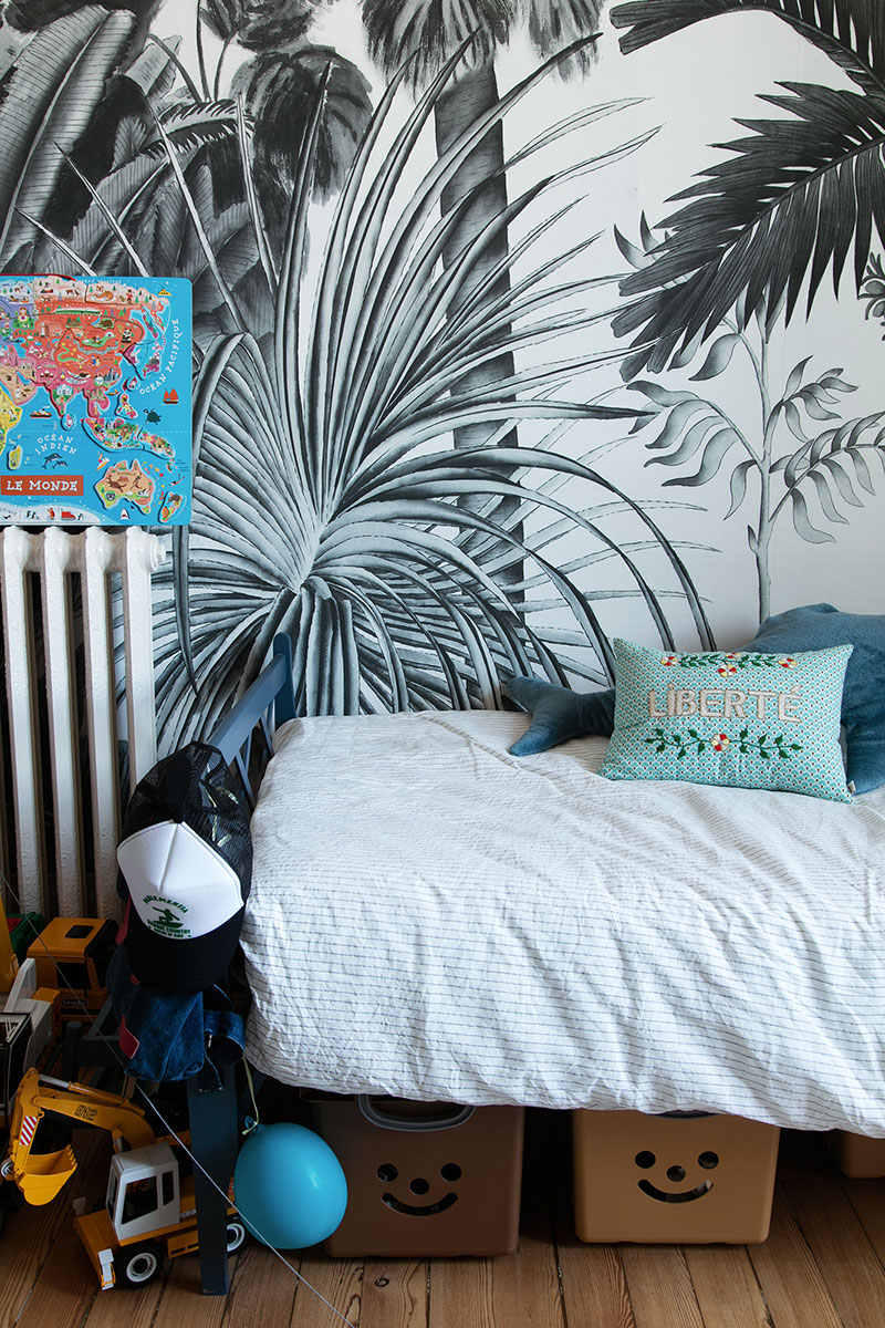 波尔多一个富有创意的家庭带有古典风格装饰的深色调公寓-15