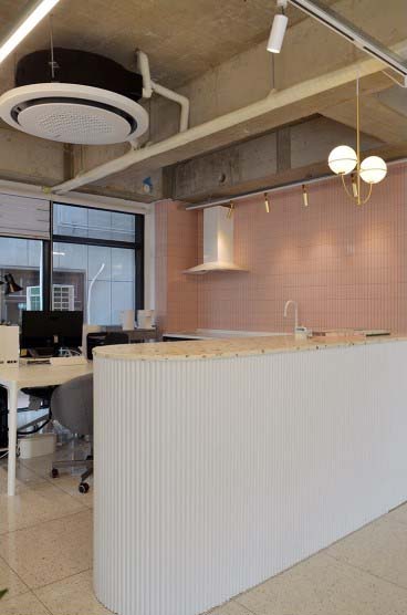 极简设计打造办公空间与展示厅-18