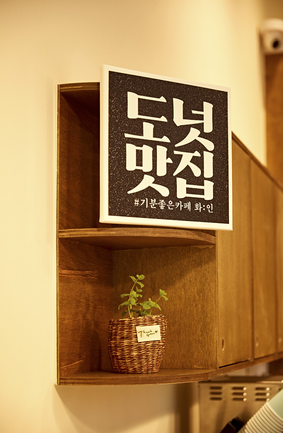 咖啡馆设计 | 愉悦心情的 10 平米咖啡厅-14