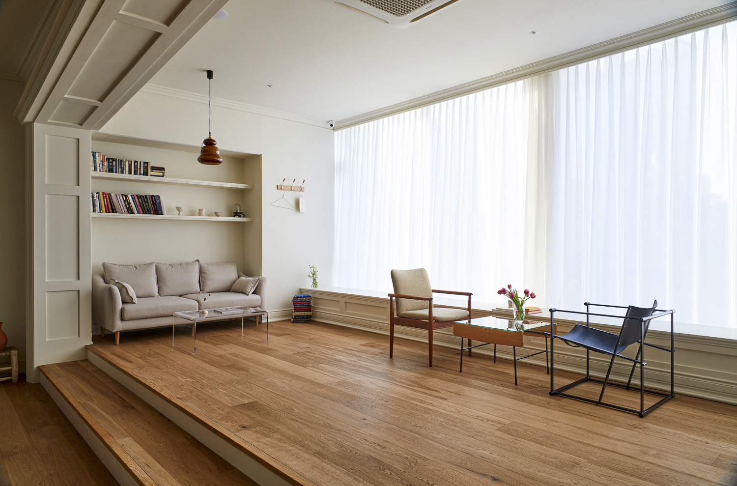 白色与木质的极简魅力 | Deia Studio 的 35 平米迷你工作室设计-4