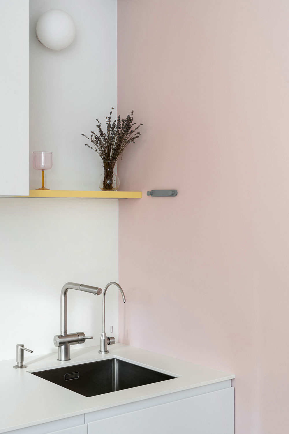 基辅 32㎡小公寓 | 粉色、蓝色、黄色打造温馨迷你空间-8