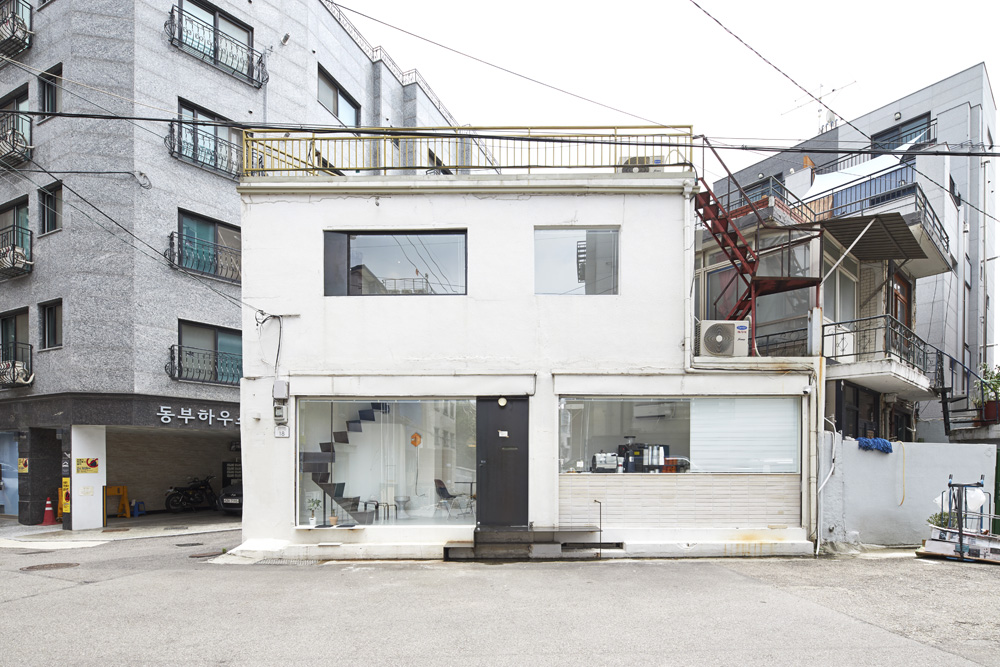 白色梦幻 | 10 平米迷你咖啡厅的惊艳室内设计-2