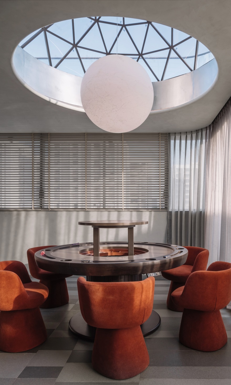 雕琢而成的静居之所住宅
注:Sculpted有经过雕琢的意思 ,Sanctuary有庇护所;安静的地方等意思,House就是住宅、房子这里整体结合起来这样翻译较能体现整体含义如果从更宽泛的建筑相关语境也许简单可译为雕琢风静居住宅 ,但具体需根据实际背景来定 丨印度丨D'WELL-32