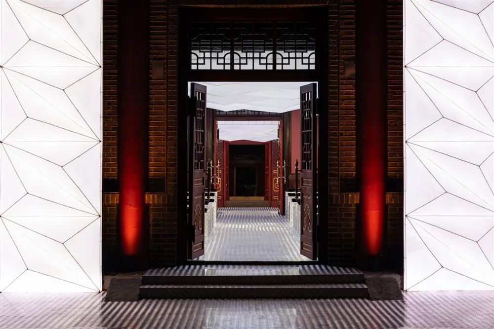 PRADA 北京时装秀空间设计丨中国北京丨AMO-1