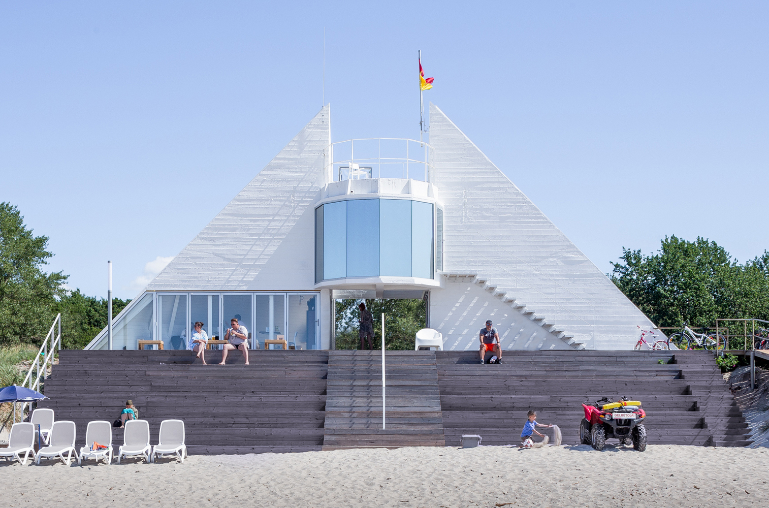 Lifeguard Station with Amphitheater  DO architects-24