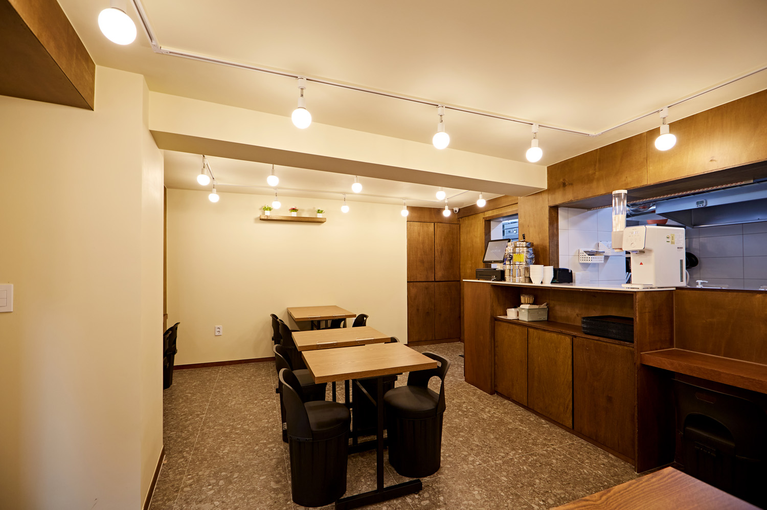 12 平米小空间的温暖木质卧室设计-6