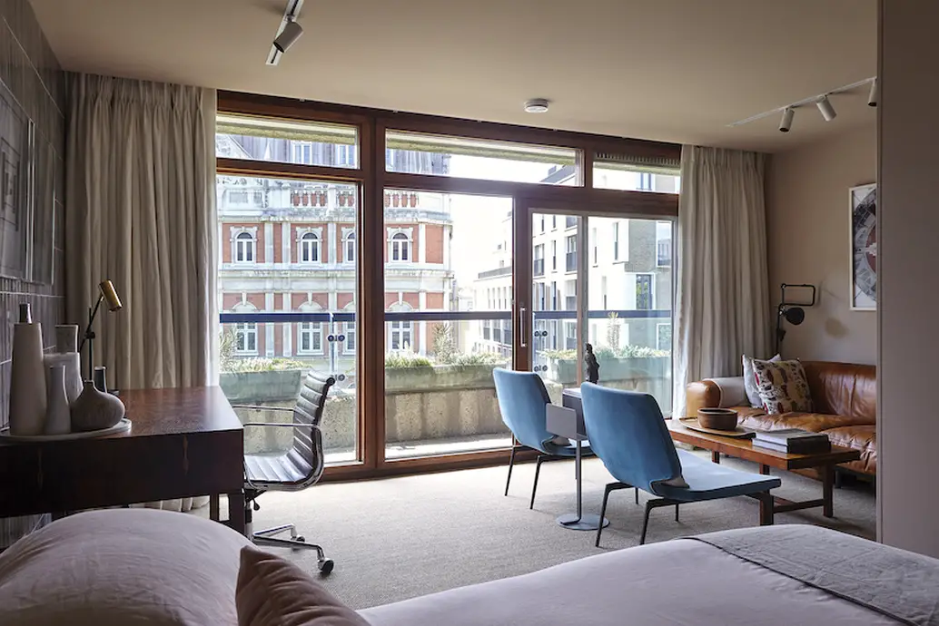 伦敦 Barbican 公寓巧妙改造，色彩与空间的完美结合-1