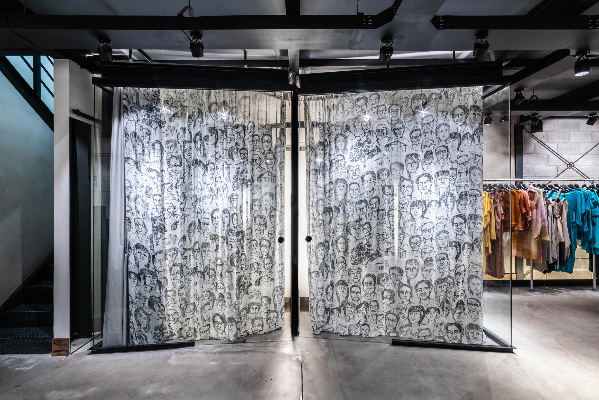 时尚玻璃盒子 | Fernanda Yamamoto 商店的室内设计-17