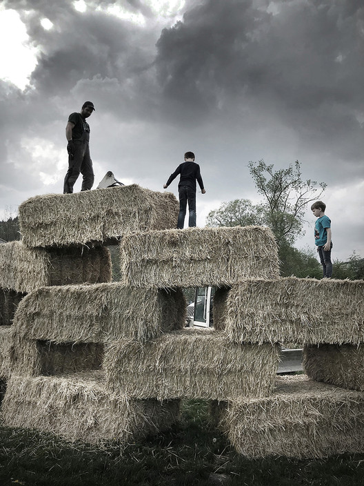 德国村庄自给自足能源的临时性庆典馆-15