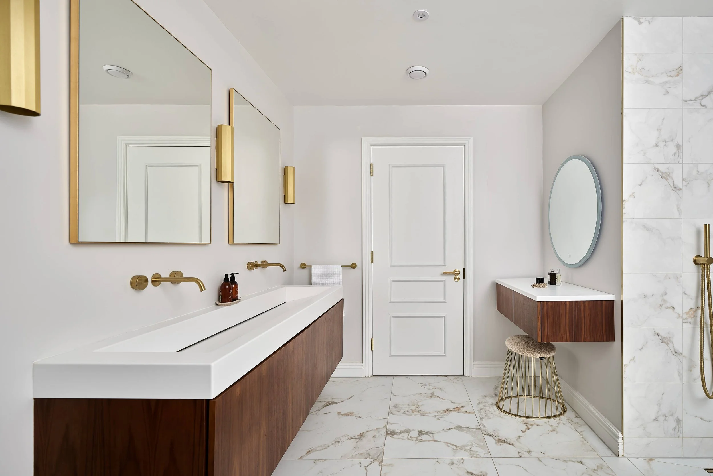 宽敞的酒店风格主卧套卫带梳妆台区域设计丨Ripples Winchester的Caroline Greig-19