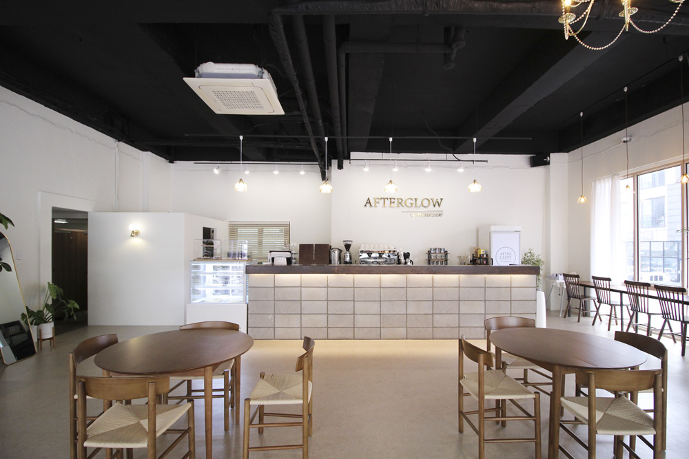 白色与木质，打造 40 平米极简咖啡厅-5