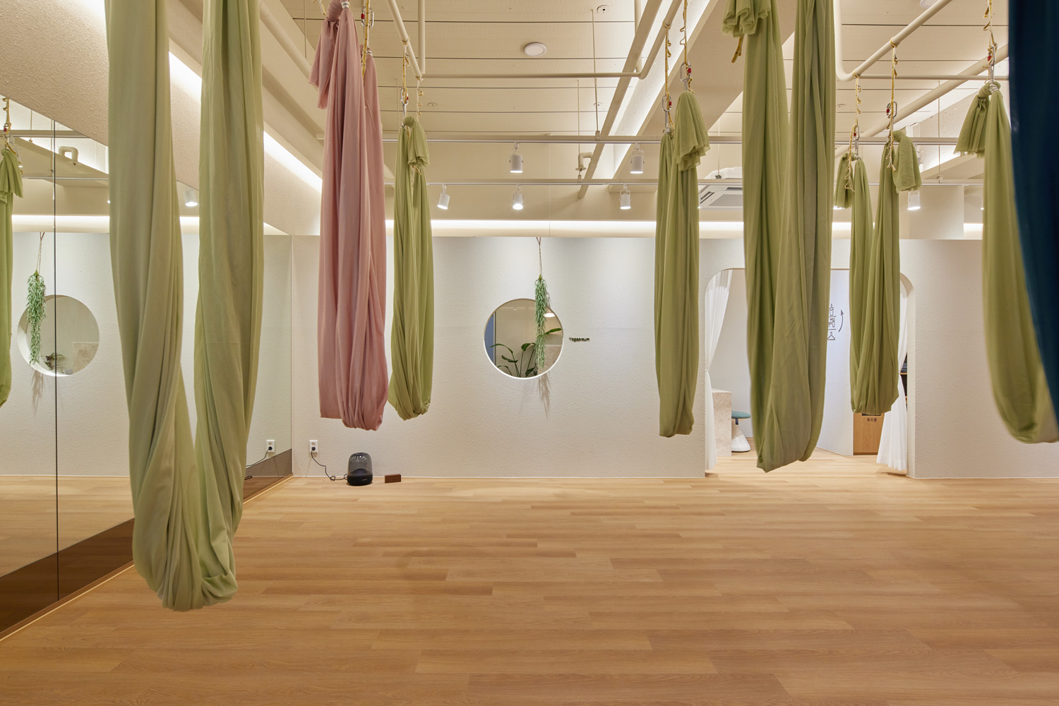 高级白色与木质，30 平米瑜伽中心的精致设计-4