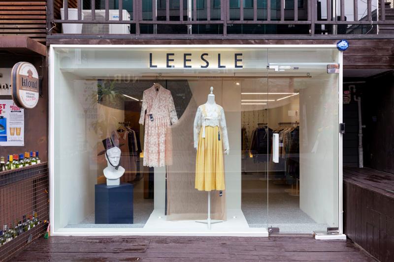 12 平米生活韩服店，白色&原木打造温馨空间-2