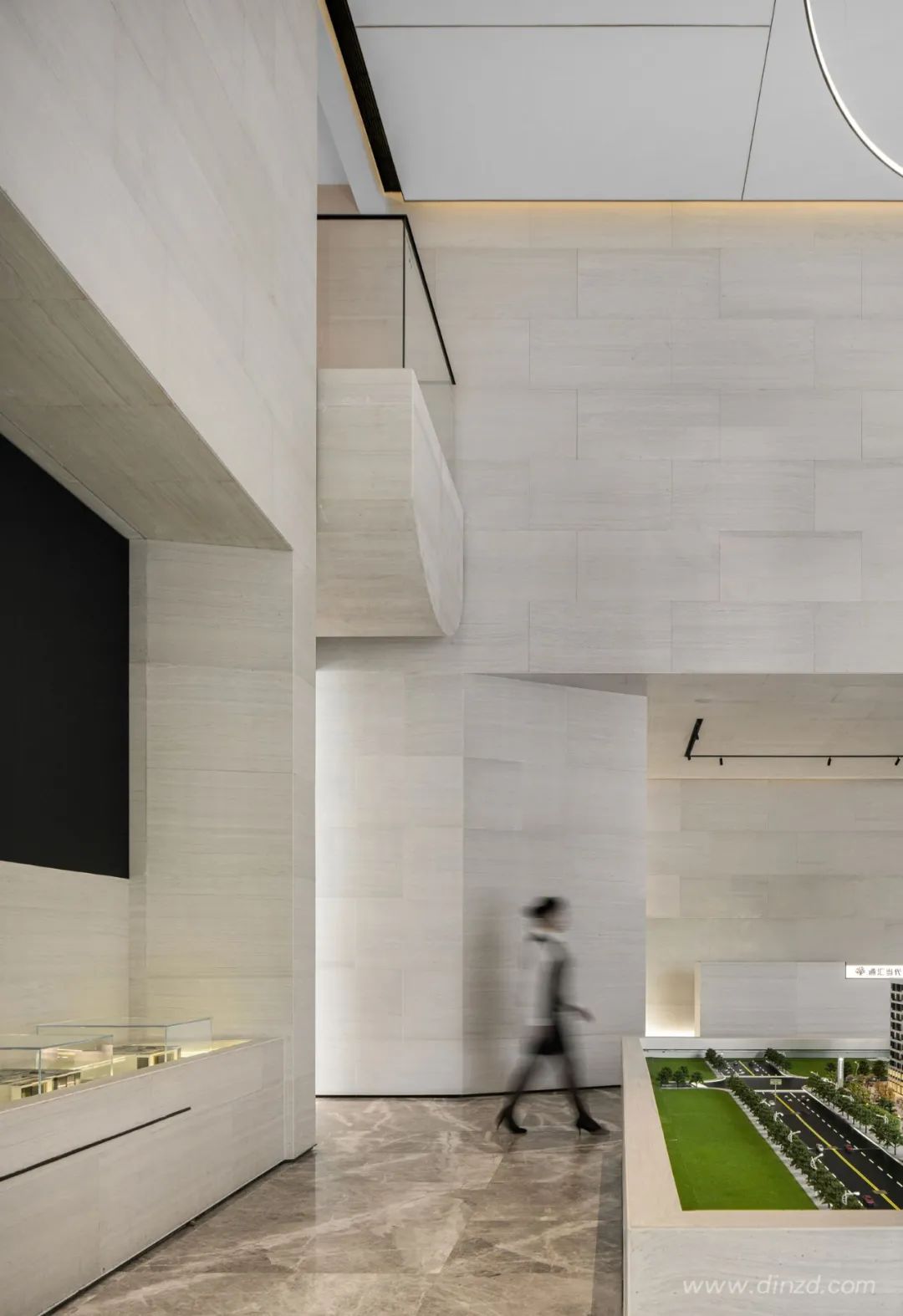 青岛 MOMA 通汇当代阅销售中心 | 现代与线条主义的艺术混搭-12