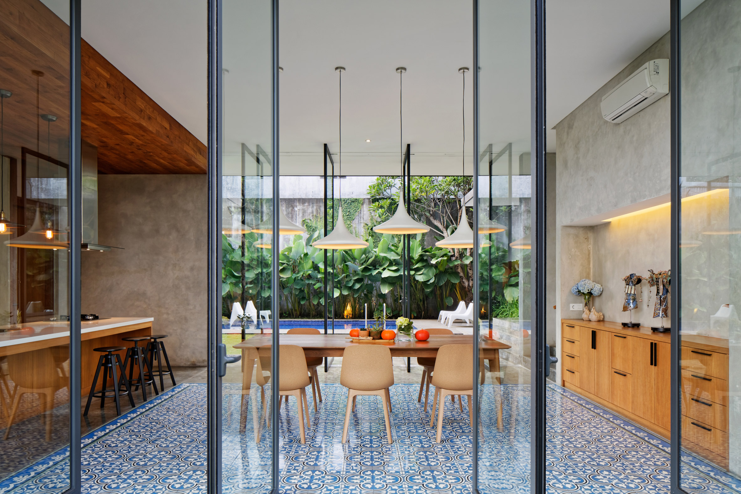 Pivoting doors offer breezes at Tamara Wibowo's Indonesian home-2