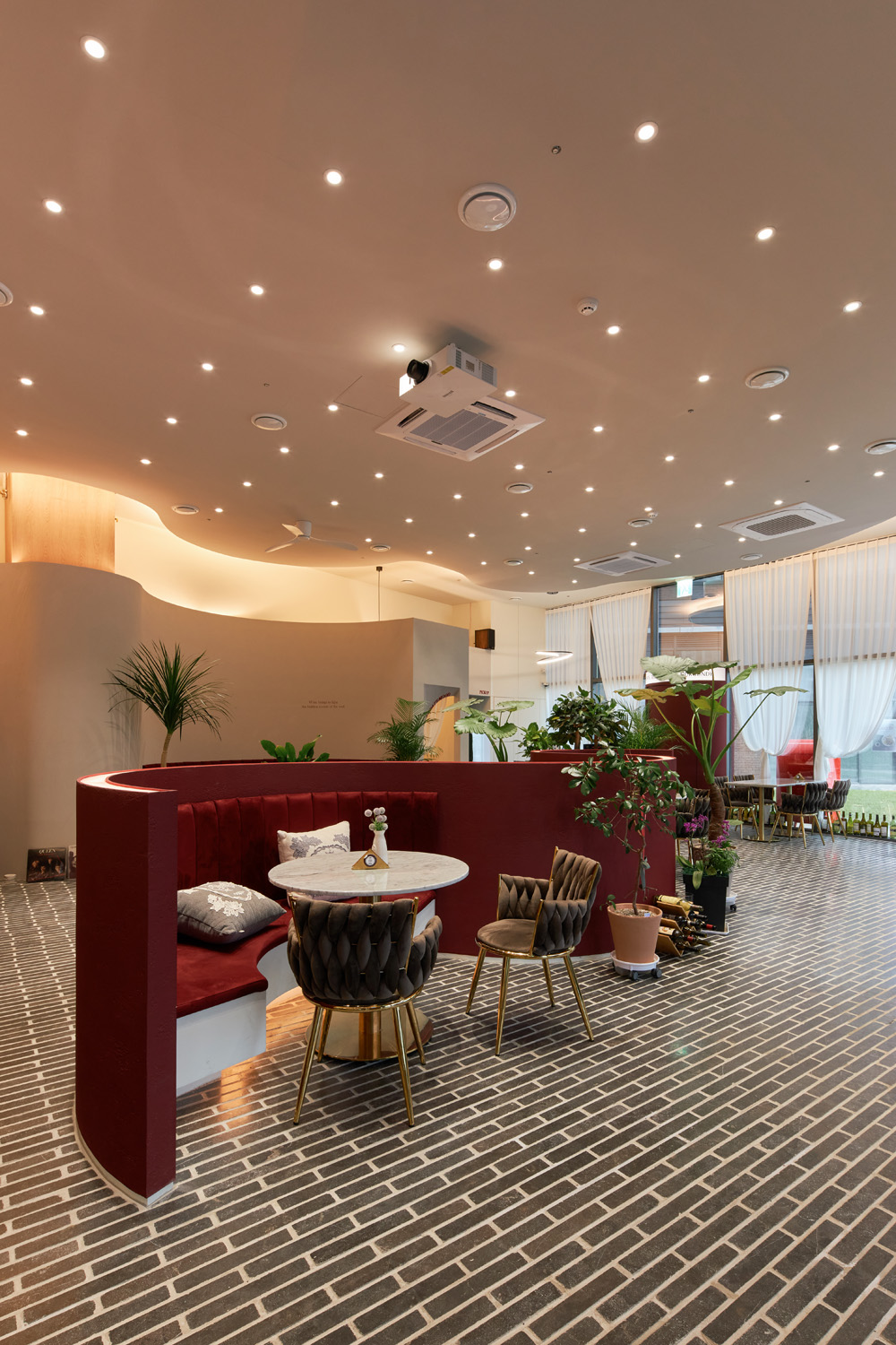 曲径通幽 | 55 平米餐厅的曲线魅力-17