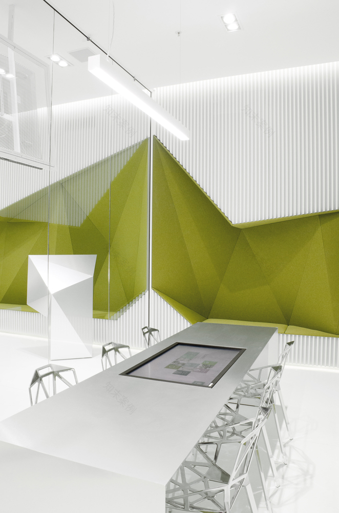 DSK 银行旗舰分行设计,绿色百叶窗与多彩条形打造开放空间-34