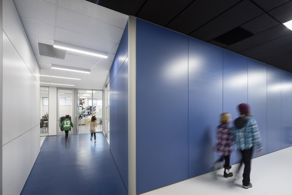 Don Ross Middle School 创新实验室和性别中性洗手间设计-9